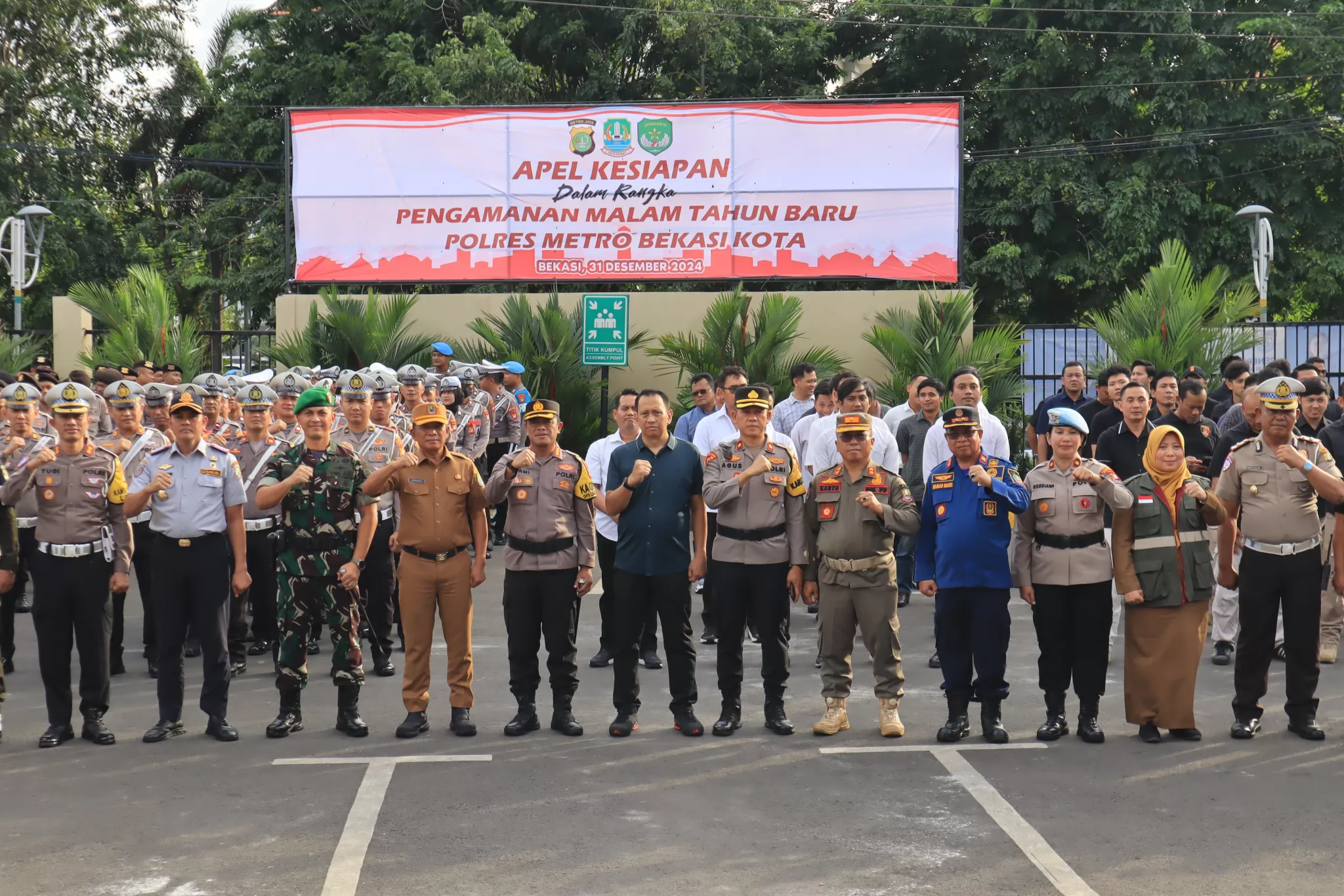 Apel Siaga Pasukan Operasi Lilin Jaya 2024, pengamanan perayaan malam tahun baru 2025 di Mapolres Metro Bekasi Kota. (hms for BacainD.com)