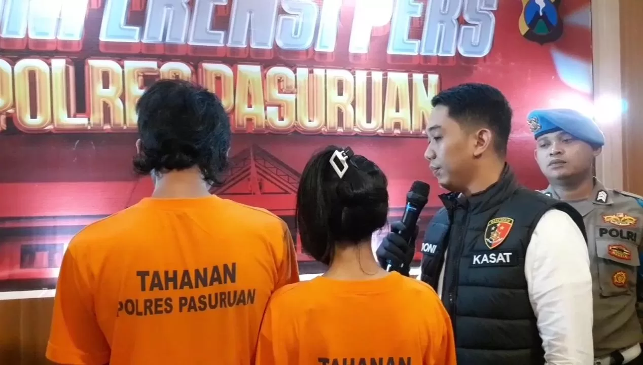 Ayah Tiri dan Ibu Kandung Pelaku Penganiayaan Anak di Pasuruan saat Jumpa Pers di Polres Pasuruan. (BM)
