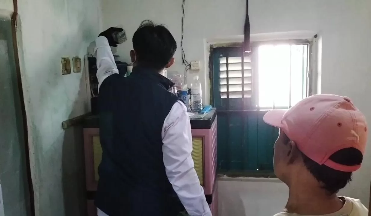 BNN Jawa Timur melakukan penggeledahan dua rumah di Kabupaten Pasuruan, rumah tersebut informasinya adalah milik Rois, tersangka dugaan kasus Narkoba Jenis Sabu seberat 2 kg. (BM)