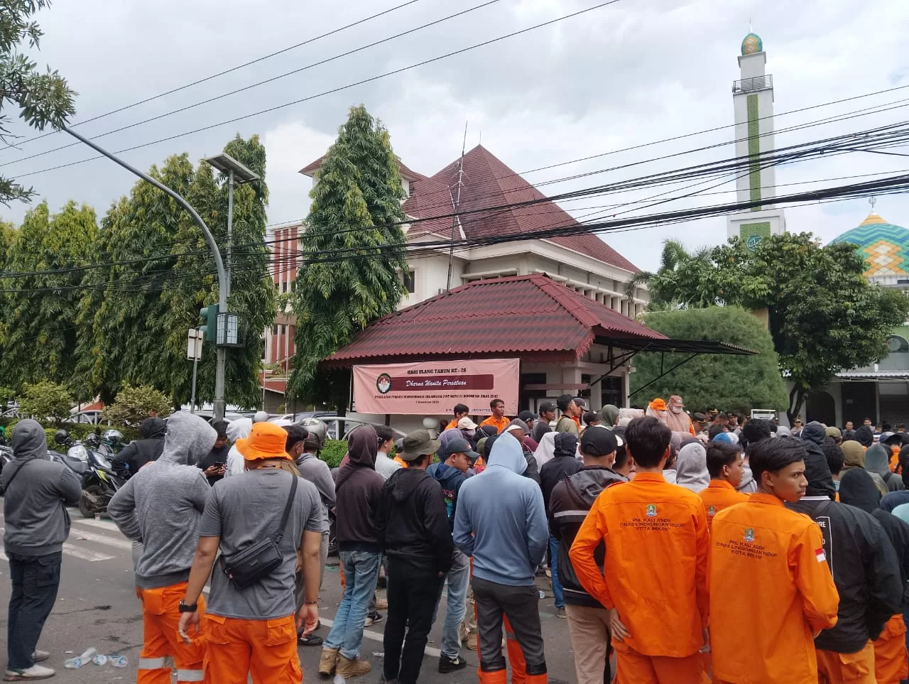 PHL Kali Asem Demo di Kantor DPRD Kota Bekasi, tuntut gaji 3 bulan yang belum dibayar.