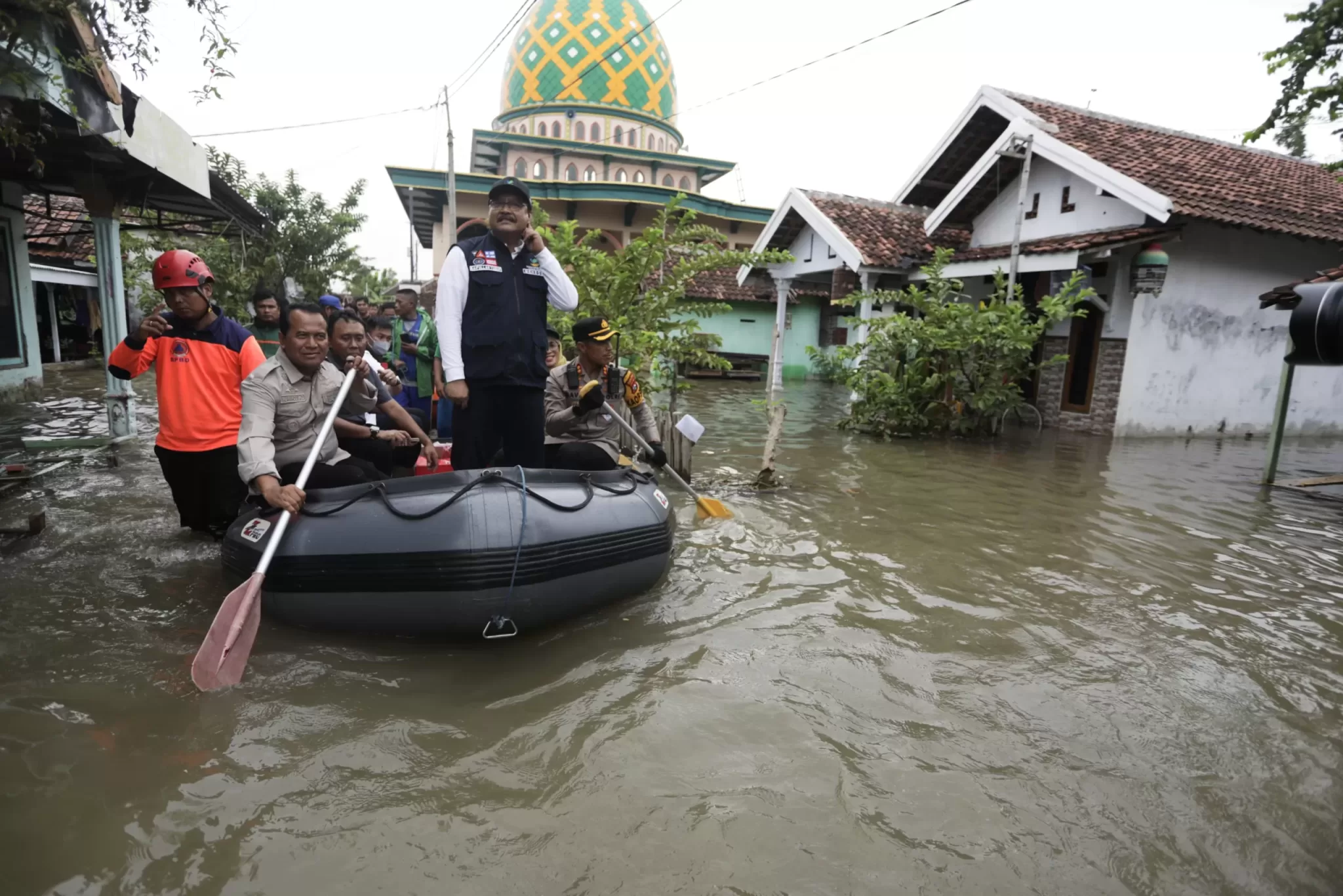 Kemensos Saifullah Yusuf tinjau banjir di Pasuruan (BM)