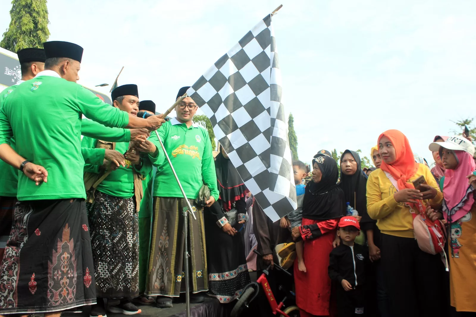Jalan Sehat Sarungan diberangkatkan oleh Plt Wali Kota Pasuruan (hms for bacaind)