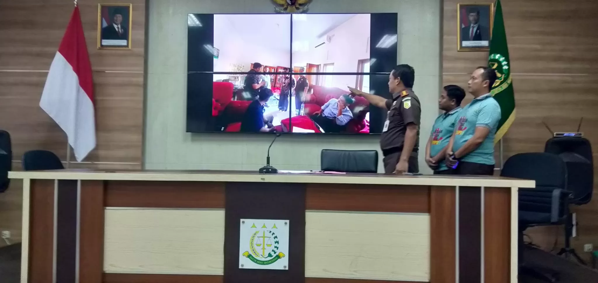 Kejari Kabuparen Pasuruan saat menunjukkan foto penggledahan (BM)