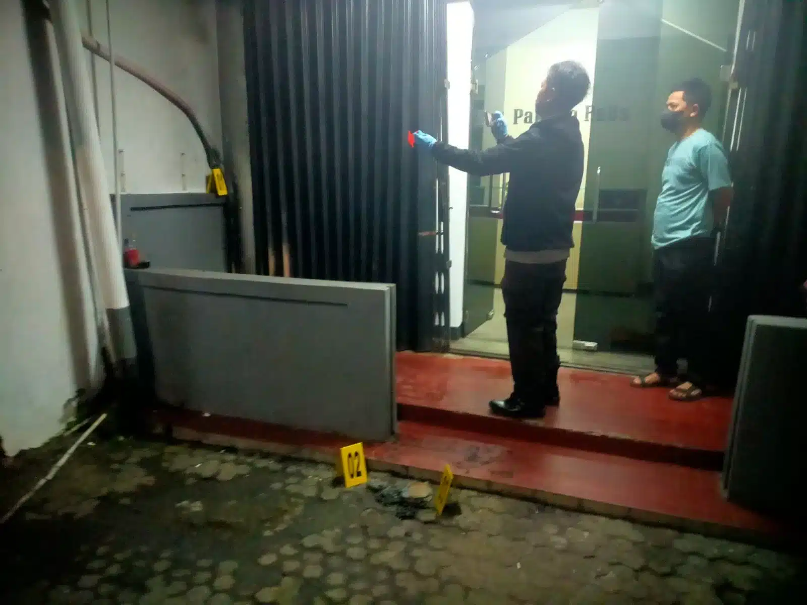 Polisi saat mengecek TKP kantor redaksi PAKAR yang dibakar oleh OTK. (istimewa)