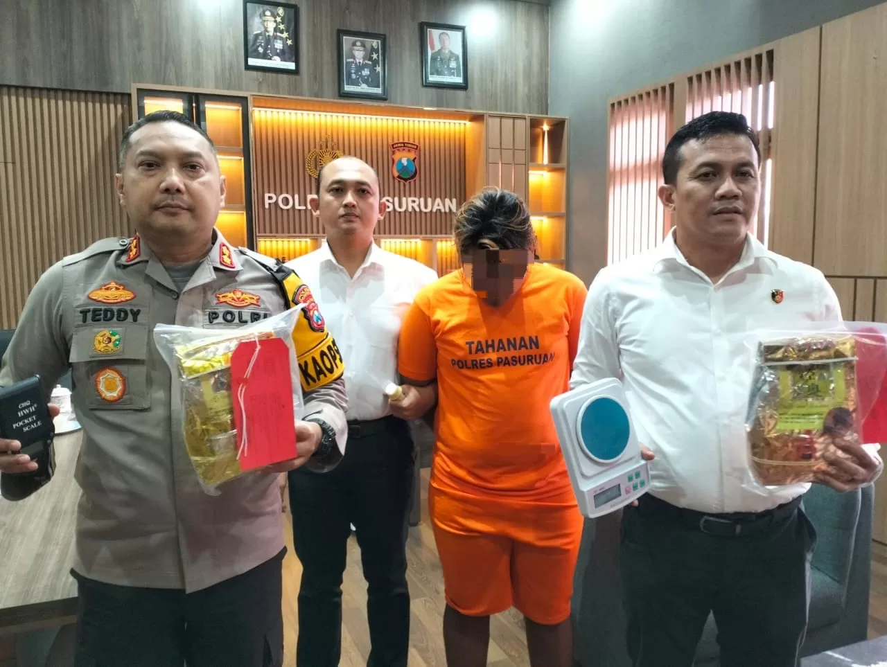 Kapolres Pasuruan saat menunjukkan sabu seberat 2 kg kemasan teh cina dan pelaku (hms for bacaind)