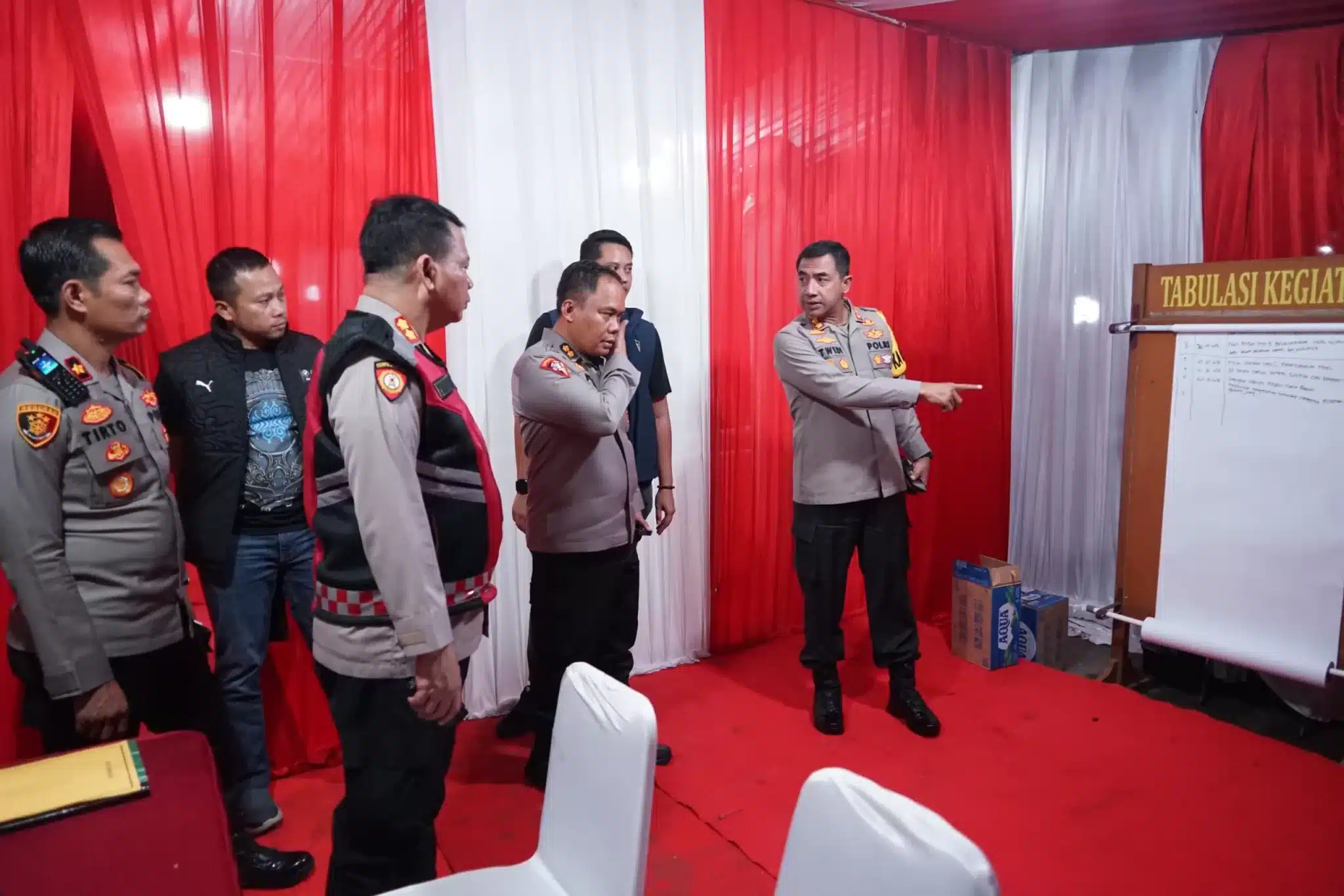 Kapolres Metro Bekasi saat memantau Pos Pengamanan Nataru. (Hms for BacainD.com)