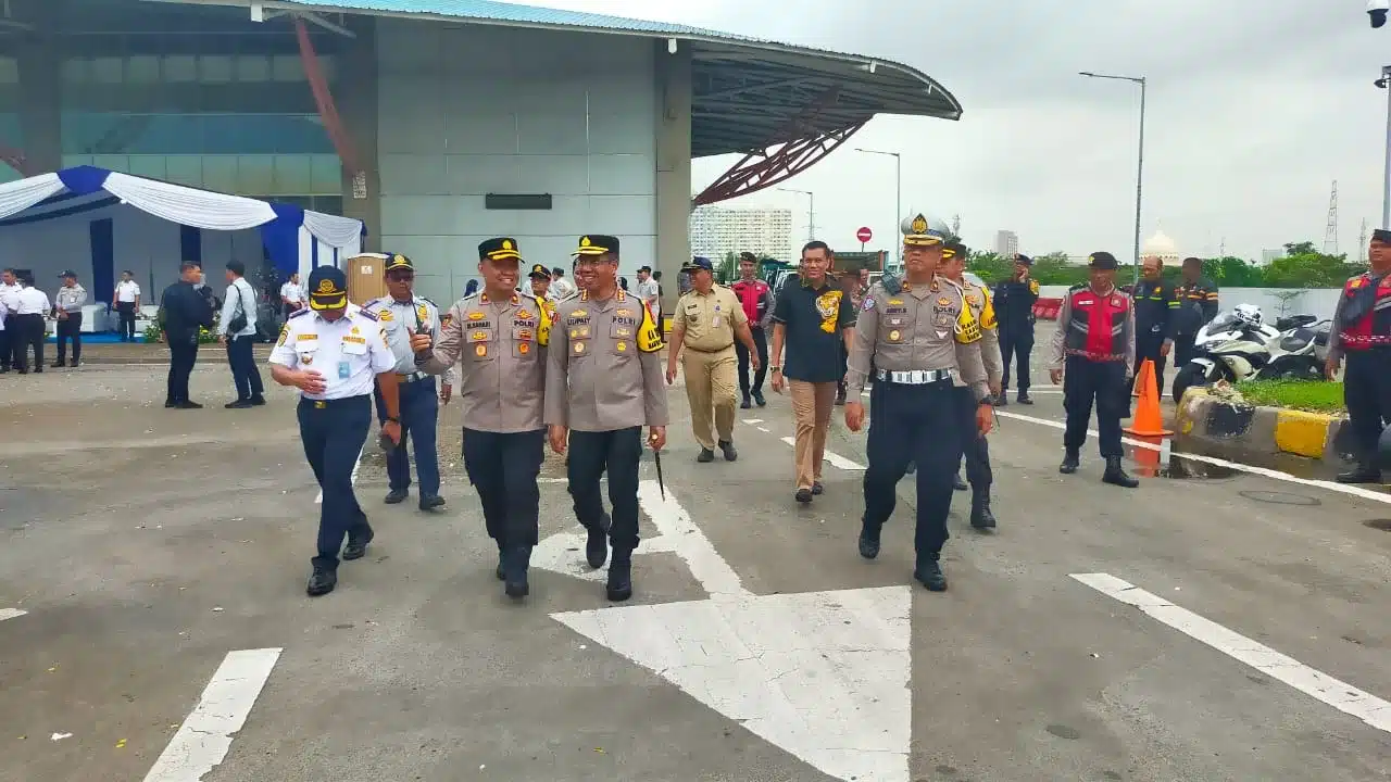 Kapolres Metro Jakarta Timur saat berada di Terminal Terpadu Pulogebang, untuk memberangkatkan Mudik Gratis. (Hms for BacainD.com)