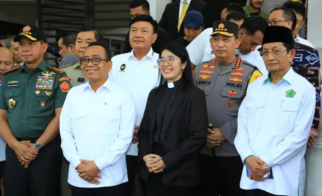 Kapolri mendampingi Menkopolkam dan pejabat tinggi negara saat berkunjung ke Gereja Katedral Jakarta. (Hms for BacainD.com)
