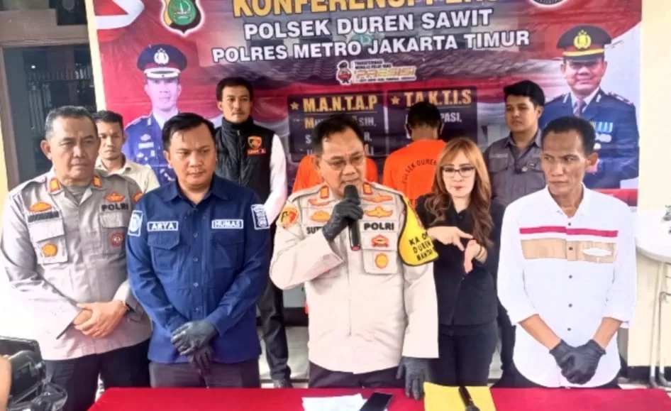 Kapolsek Duren Sawit saat memberikan keterangan kepada media. (Frmn)