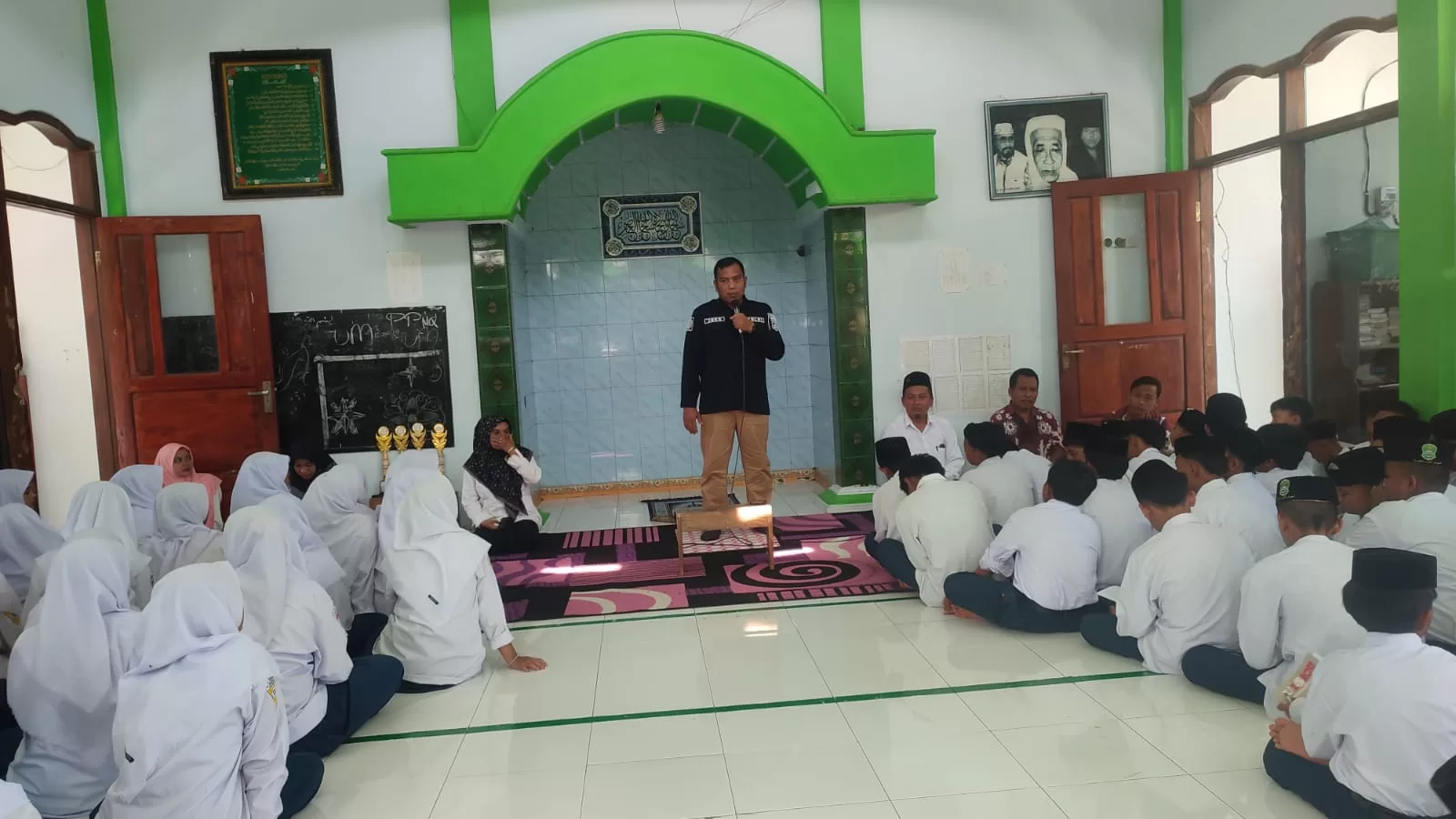 Iptu Joko Suseno Humas Polres Pasuruan saat memberikan pembinaan kepada siswa (Hms for BacainD)