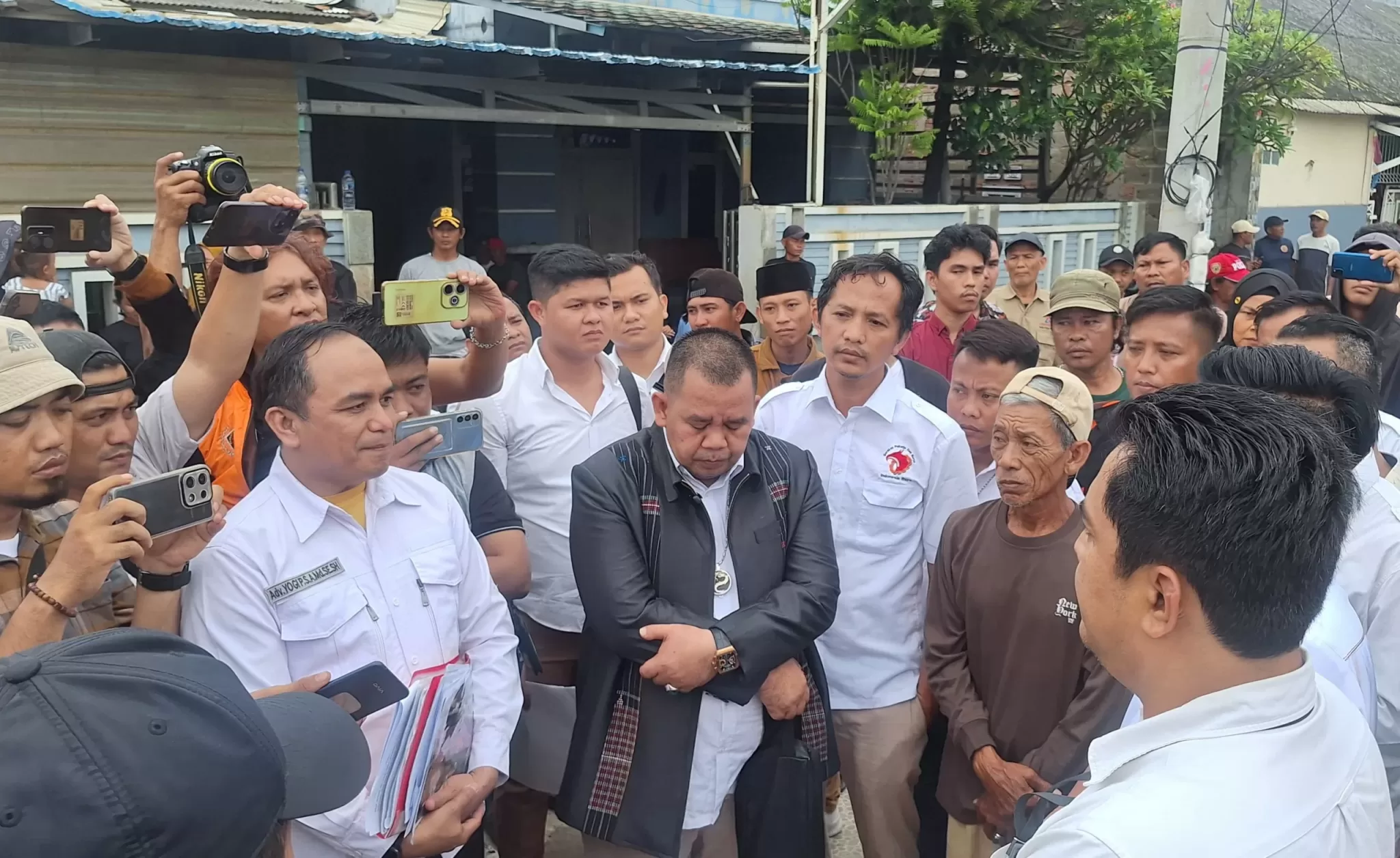 LBH GPBI Tim Kuasa Hukum ahli waris Alm Nisan Katel saat berdiskusi dengan penyidik dan petugas juru ukur BPN Kabupaten Bekasi. (Khf)