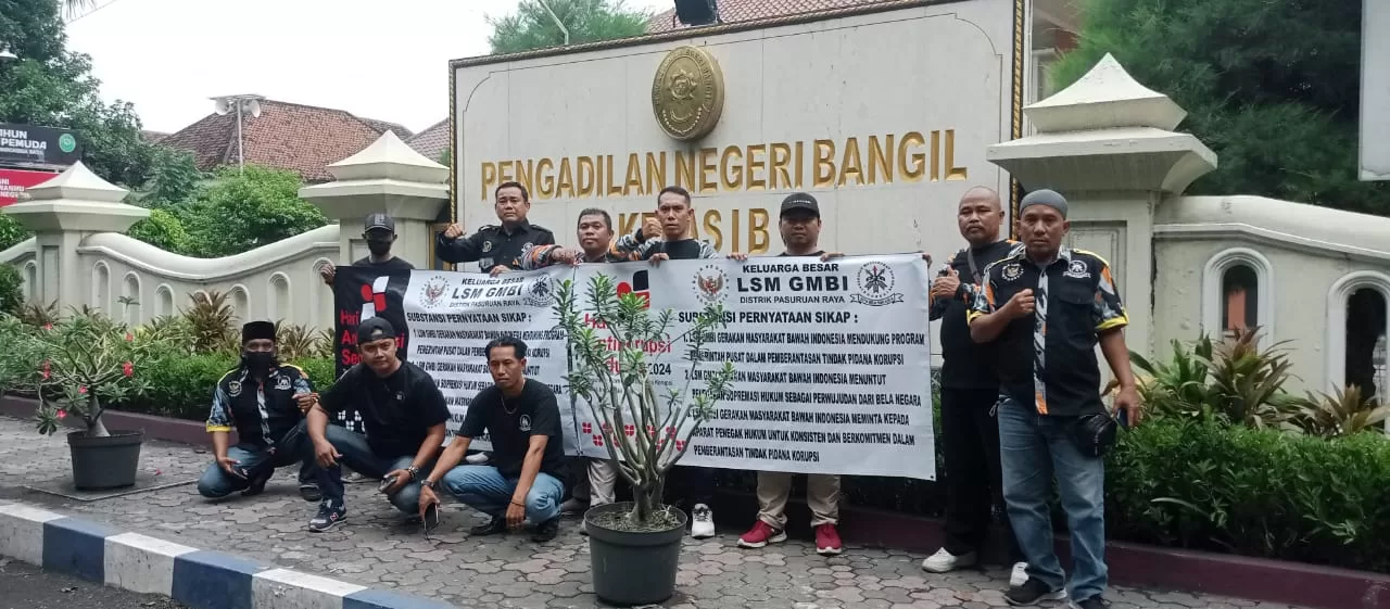 Ketua GMBI Distrik Pasuruan Raya saat memasang banner hari anti korupsi sedunia (BM)