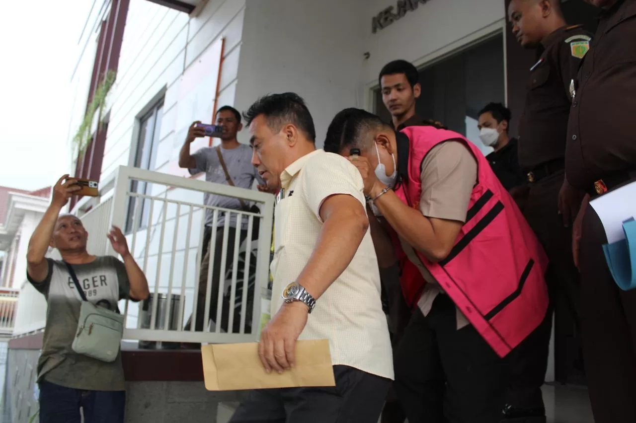 Ketua PKBM Salafiyah Kejayan (pakai baju pink) ditetapkan jadi tersangka dugaan korupsi oleh Kejaksaan Negeri Kabupaten Pasuruan. (BM)