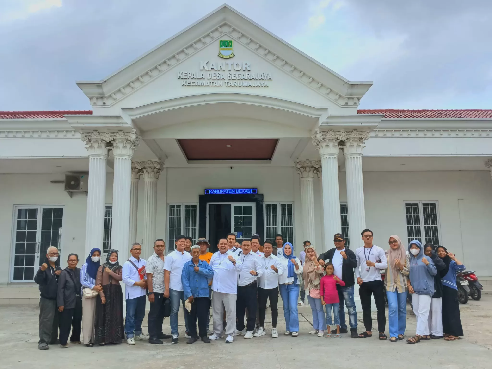 LBH GPBI, Ahli Waris Alm NIsan Katel dan warga Kampung Ceger foto bersama di depan Kantor Desa Segarajaya, Tarumajaya, Kabupaten Bekasi, Jumat (20/12/2024) siang. (Khf)