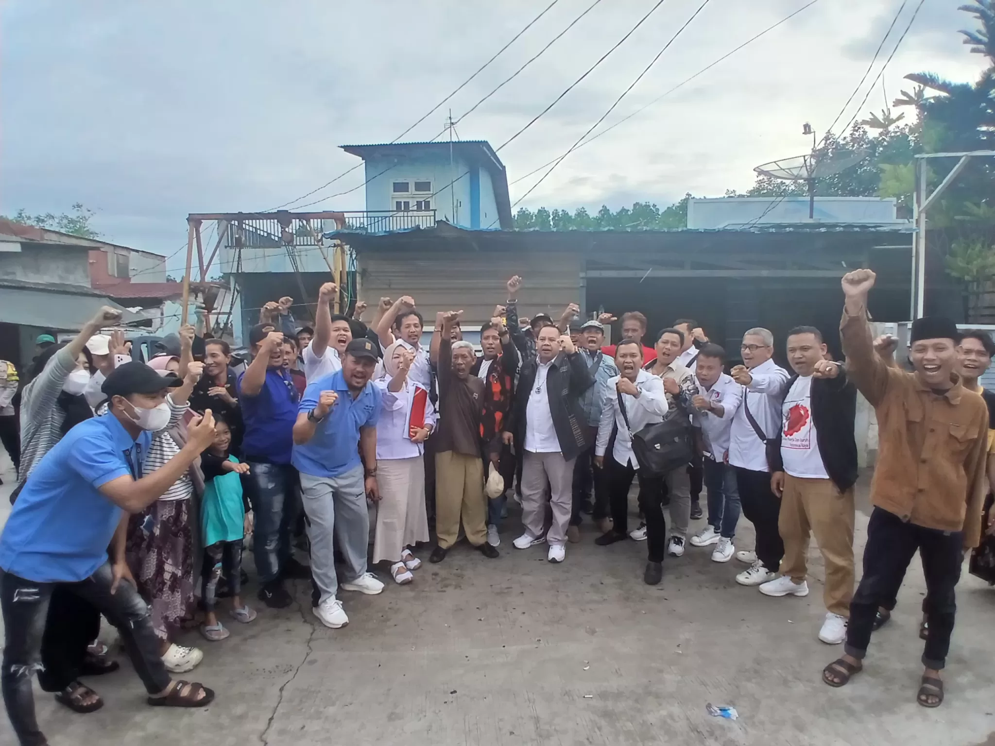 LBH GPBI foto bersama dengan ahli waris dan warga di Kampung Ceger, Desa Segara Jaya, Taruma Jaya, Kabupaten Bekasi. (Khf)