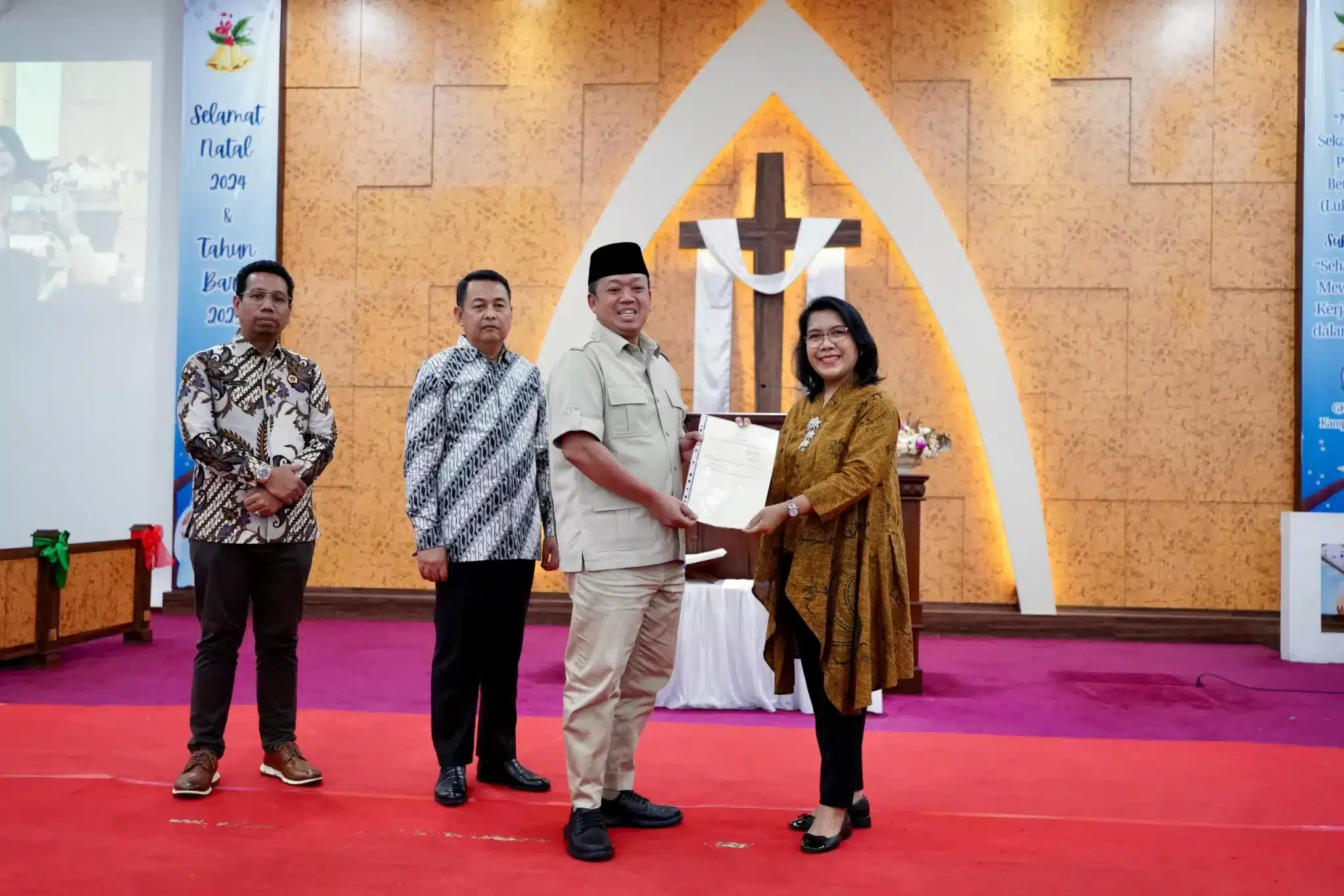 Menteri Nusron serahkan sertifikat gereja di Jakarta Timur. (Ist)