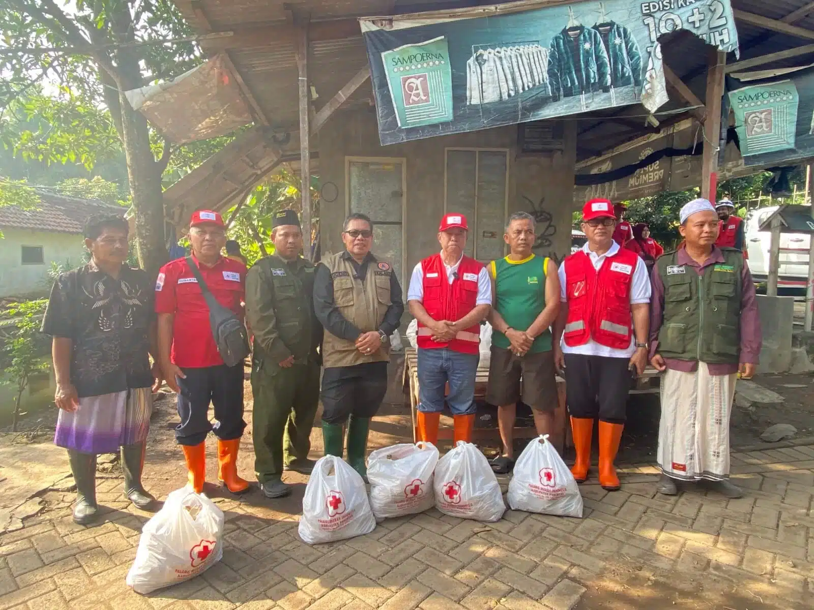 Ketua PMI dan Kepala BPBD bagikan nasi bungkus (BM)