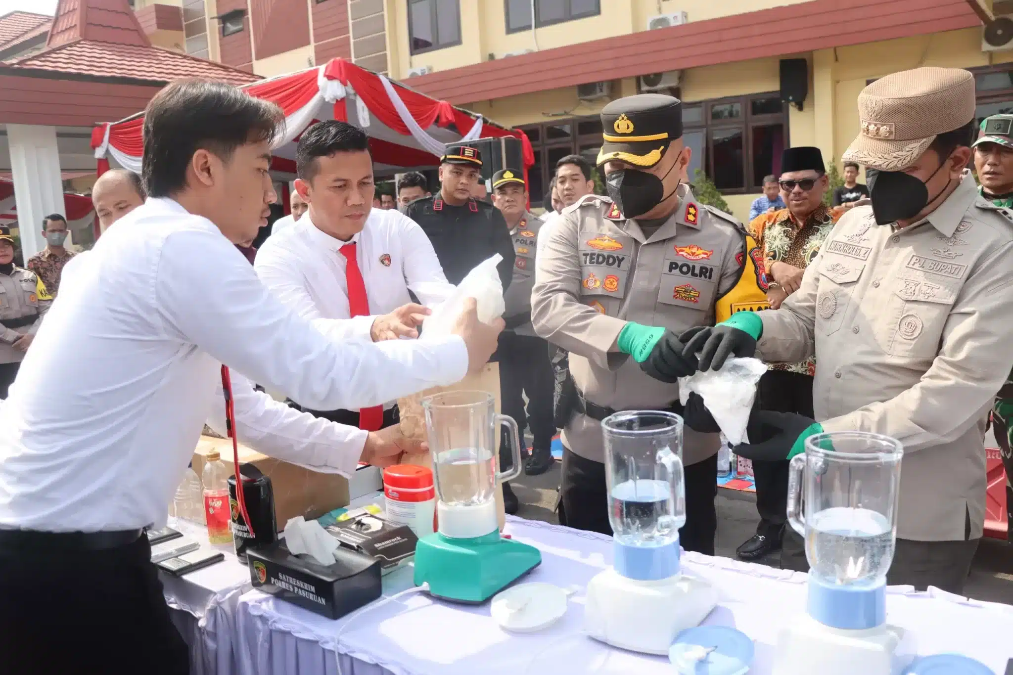 Kapolres Pasuruan saat memusnakan barang bukti sabu (BM)
