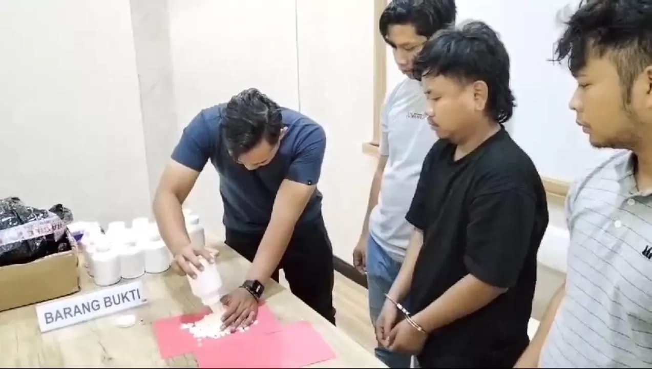 Polisi saat menunjukkan barang bukti dan pelaku. (Hms for BacainD.com)