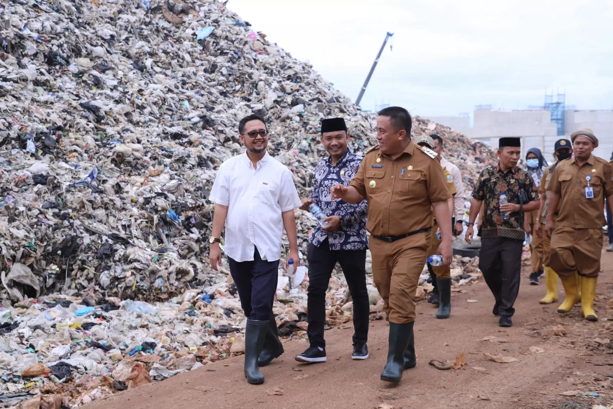 Pj Bupati Bekasi beserta rombongan saat berkunjung ke TPA Burangkeng, Senin (2/12/2024). (Hms for BacainD.com)