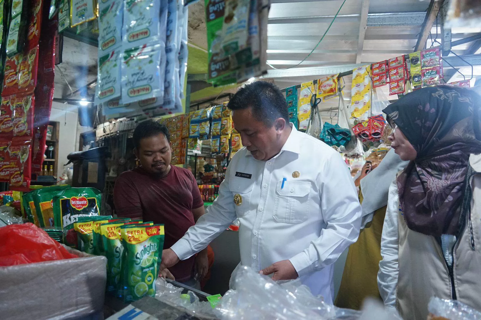 Pj Bupati Bekasi saat berdialog dengan pedagang di Pasar Cibarusah, Kabupaten Bekasi. (Hms)