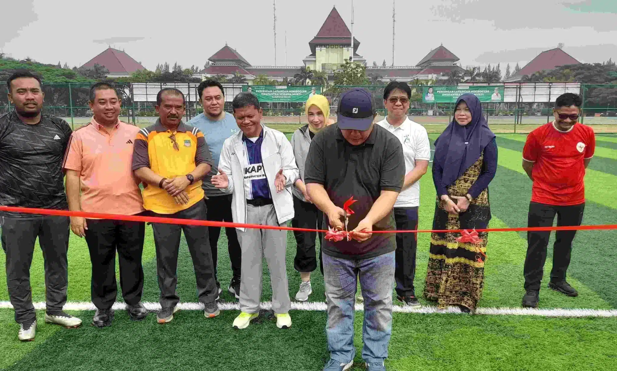 Pj Bupati Bekasi secara simbolis memotong pita saat meresmikan lapangan mini soccer Swatantra Wibawa Mukti di Plaza Pemda Cikarang. (Hms Pemkab for BacainD.com)