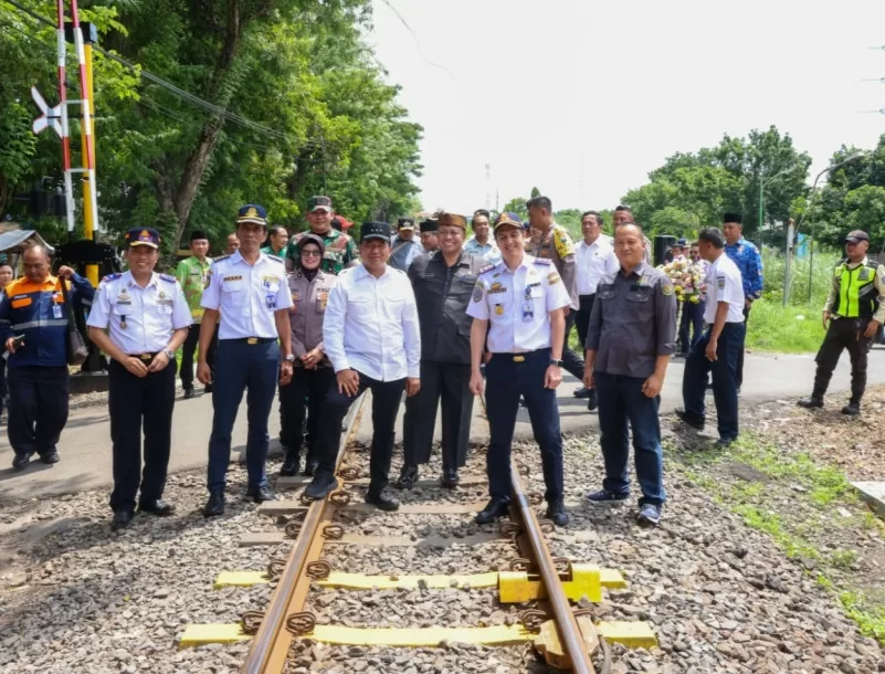 Pj Bupati Pasuruan Nurkholis melihat JPL yang baru saja diresmikan (Hms for BacainD)