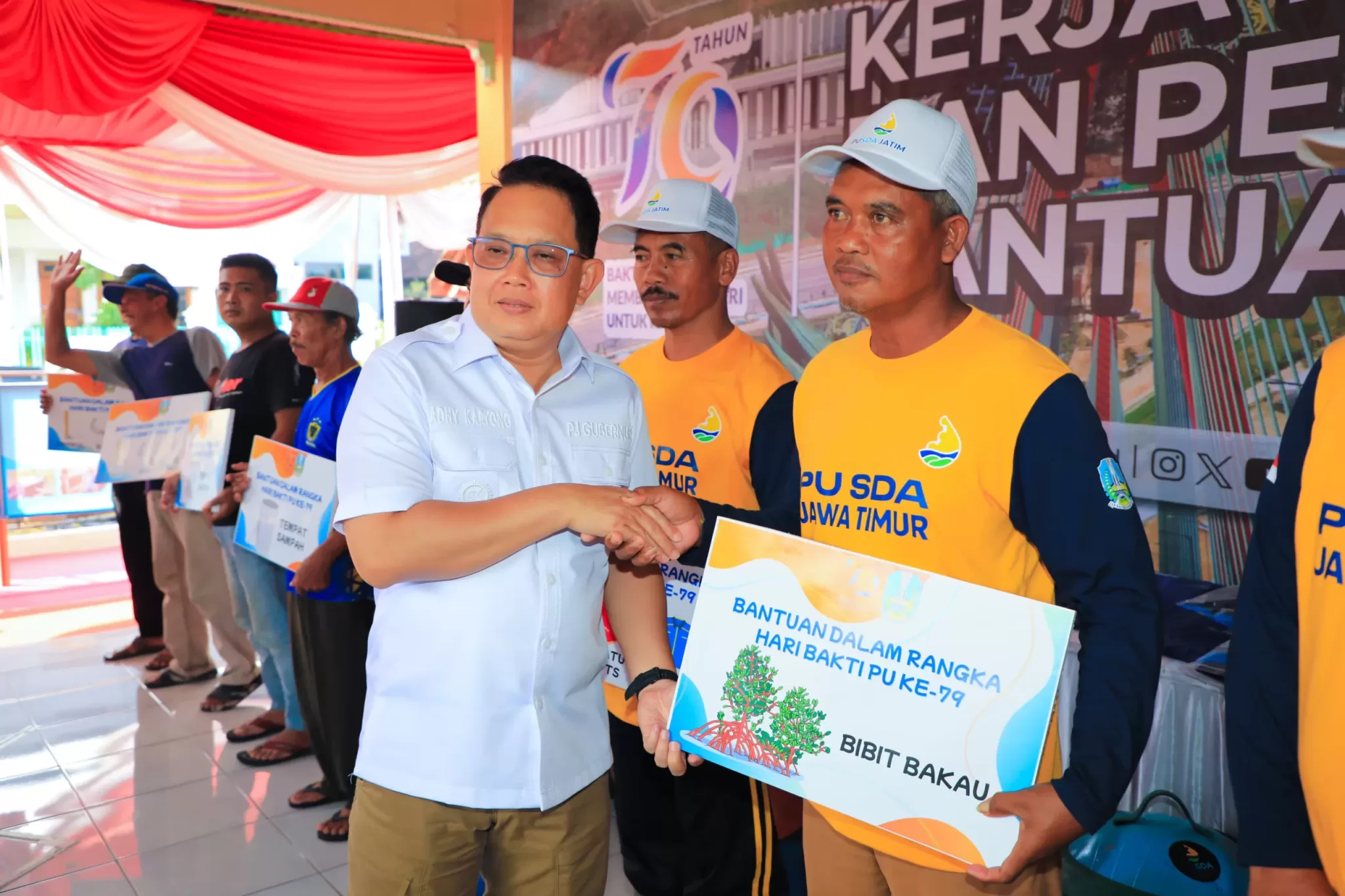 Pj Gubernur Jatim Andy Karyono saat menyerahkan bantuan bibit pohon bakau (BM)