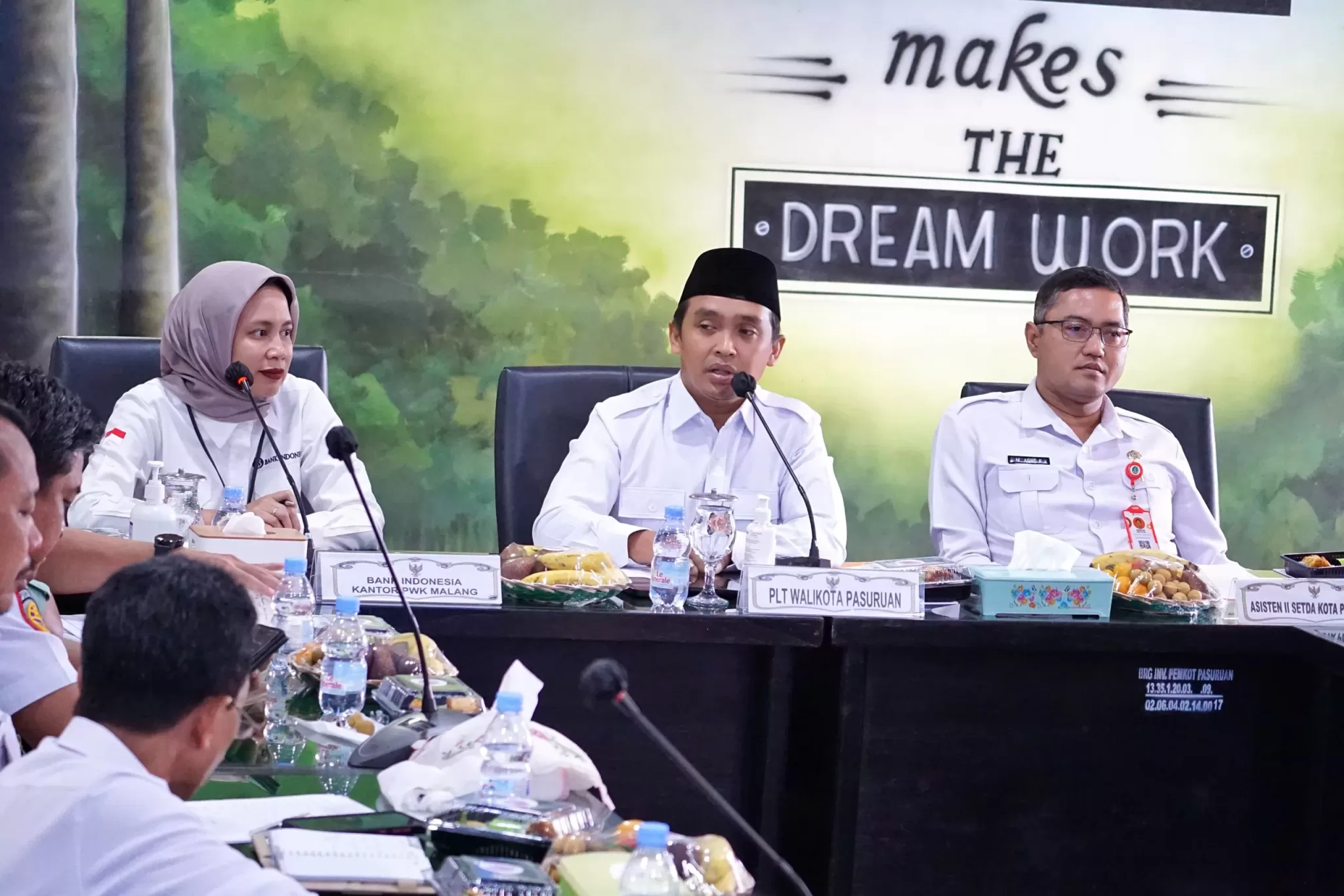 Plt Wali Kota Pasuruan Adi Wibowo saat memberikan sambutan stok bahan pokok aman (hms for BacainD)