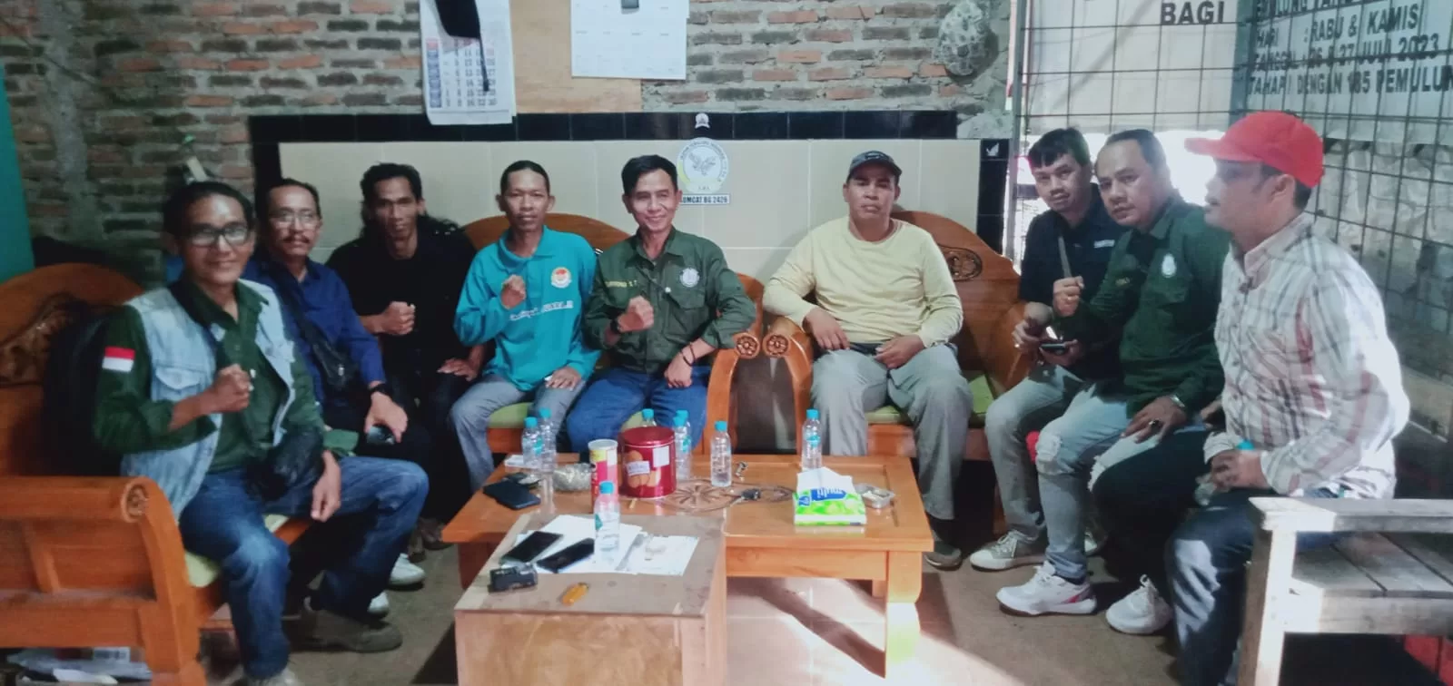 Pokja Bantargebang saat berada di Kediaman Ketua IPI Bantargebang. (dok.Pokja)
