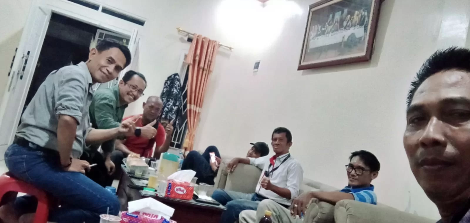 Pokja Wartawan Bantargebang berkunjung ke rumah anggota yang sedang merayakan hari raya Natal. (Bung Suryo)