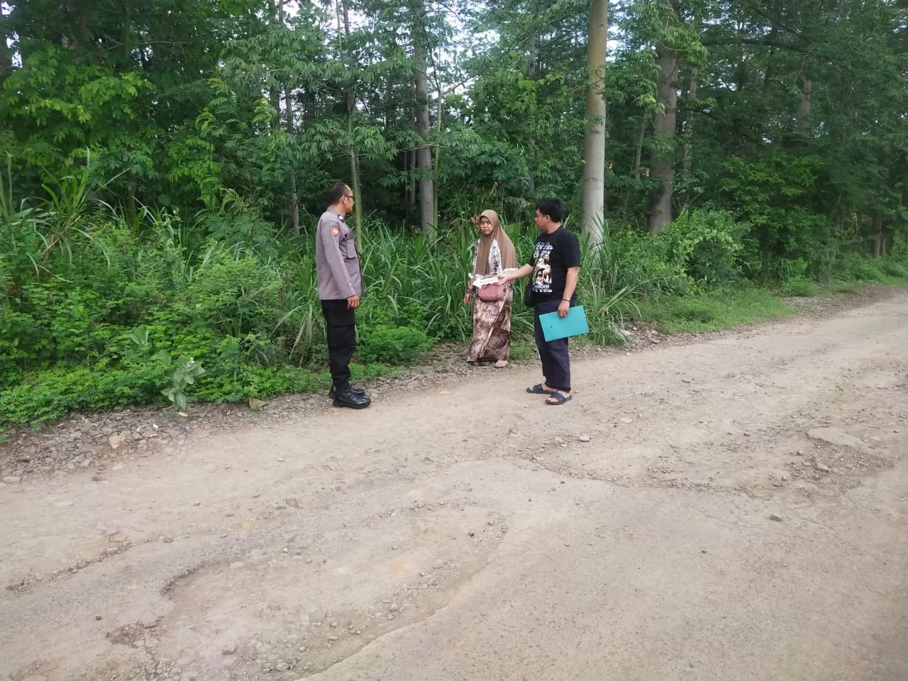 Polisi bersama Korban saat melakukan Olah TKP (Polsek for BacainD)