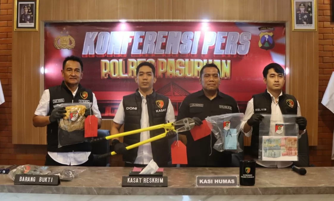Kasat Reskrim Polres Pasuruan saat menunjukkan barang bukti dari tangan tersangka (hms for BacainD)
