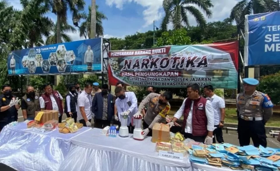 Kapolres Metro Bekasi saat memusnahkan barang bukti narkoba jenis sabu dan ganja. (Hms for BacainD.com)