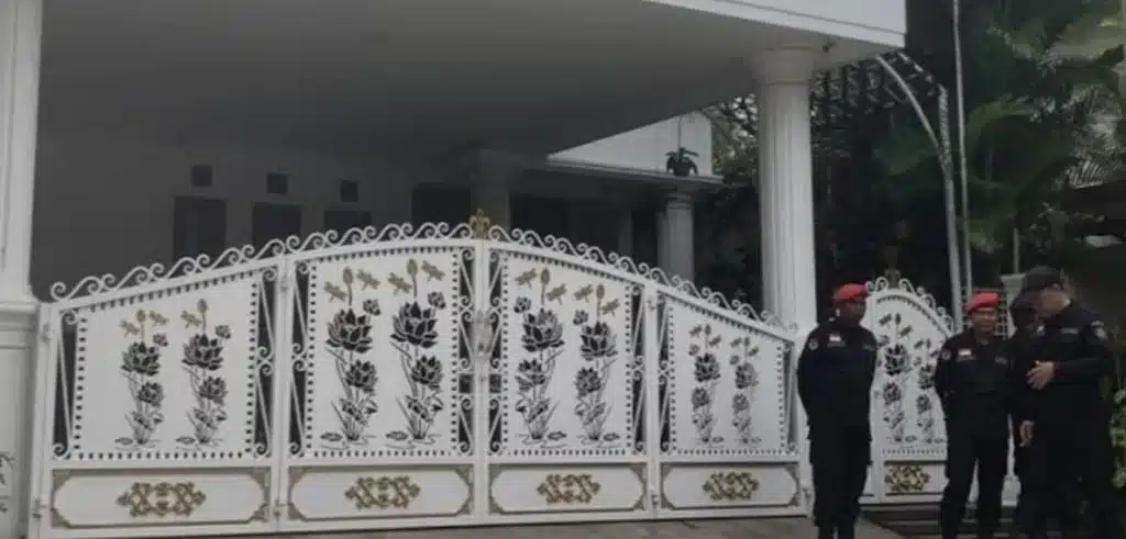 Usai ditetapkan jadi tersangka, Rumah Hasto dijaga ketat Satgas Cakra Buana PDIP. (Frmn)