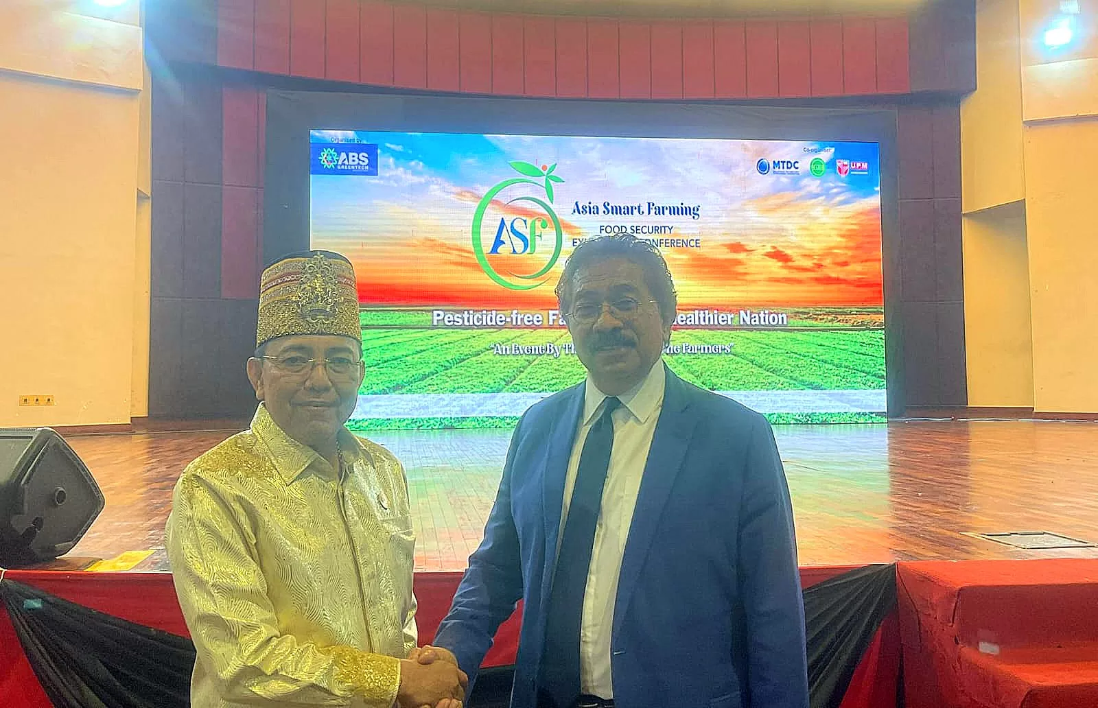 Sultan Paser 18 Dr. MH Andrian ST MBA