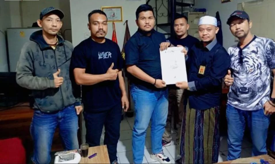 Ryan Taqwa Dhika alias Mr Buluk (tengah) saat menerima SK pembentukan DPD LPKSM Patroli Kota Bekasi. (Doc. Buluk)