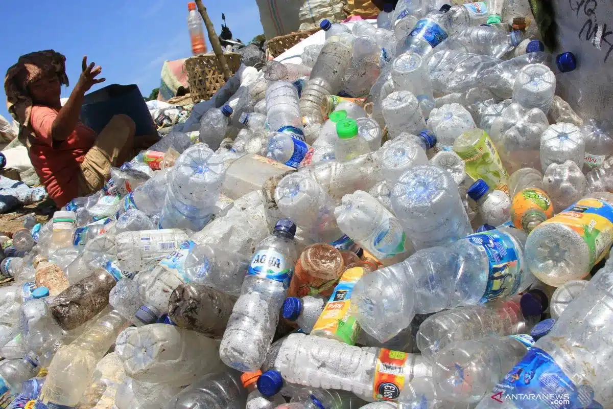 Tumpukan sampah botol plastik. (Foto by Antarafoto)