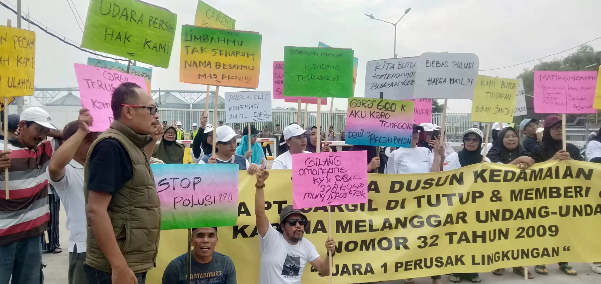 Raturan warga Dusun Kedamaian Desa Pulungan saat melakukan aksi demo di depan PT Cargil (BM)