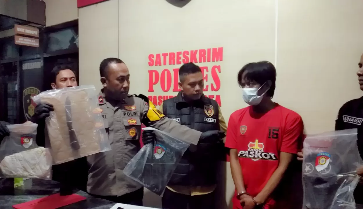 Kompol Andria Wakapolres Pasuruan Kota menunjukkan barang bukti didahapan pelaku (BM)