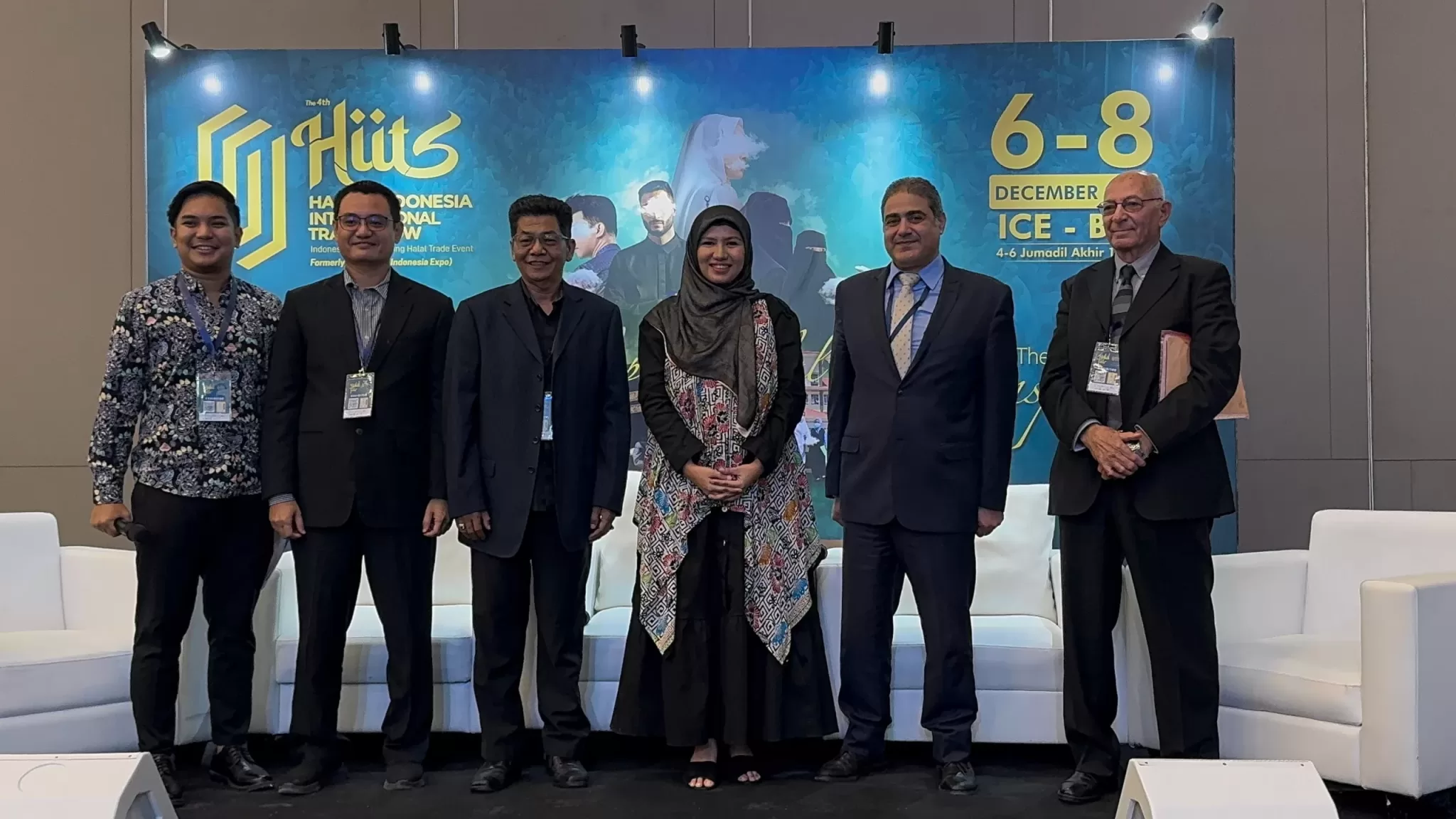 dari kiri ke kanan: Mc halal fair. Fikrie aljifry marker research expert, Pak Refnaldi coo ptperdana, yuliana ceo halalin. Mr warl samir commersial minister plenopotentiary embassy of egypt jakarta . Mr sherif internasional managet pyramisr egypt. (Dok. Halalin)