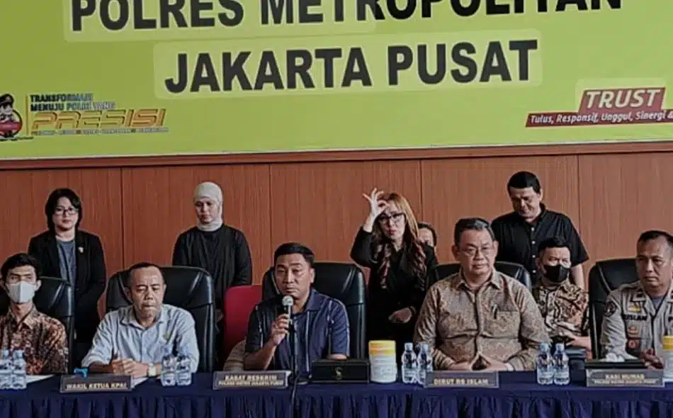 Kasat Reskrim Polres Metro Jakarta Pusat saat jumpa pers soal dugaan kasus bayi tertukar di RSIJ Cempaka Putih. (Hms for BacainD.com)