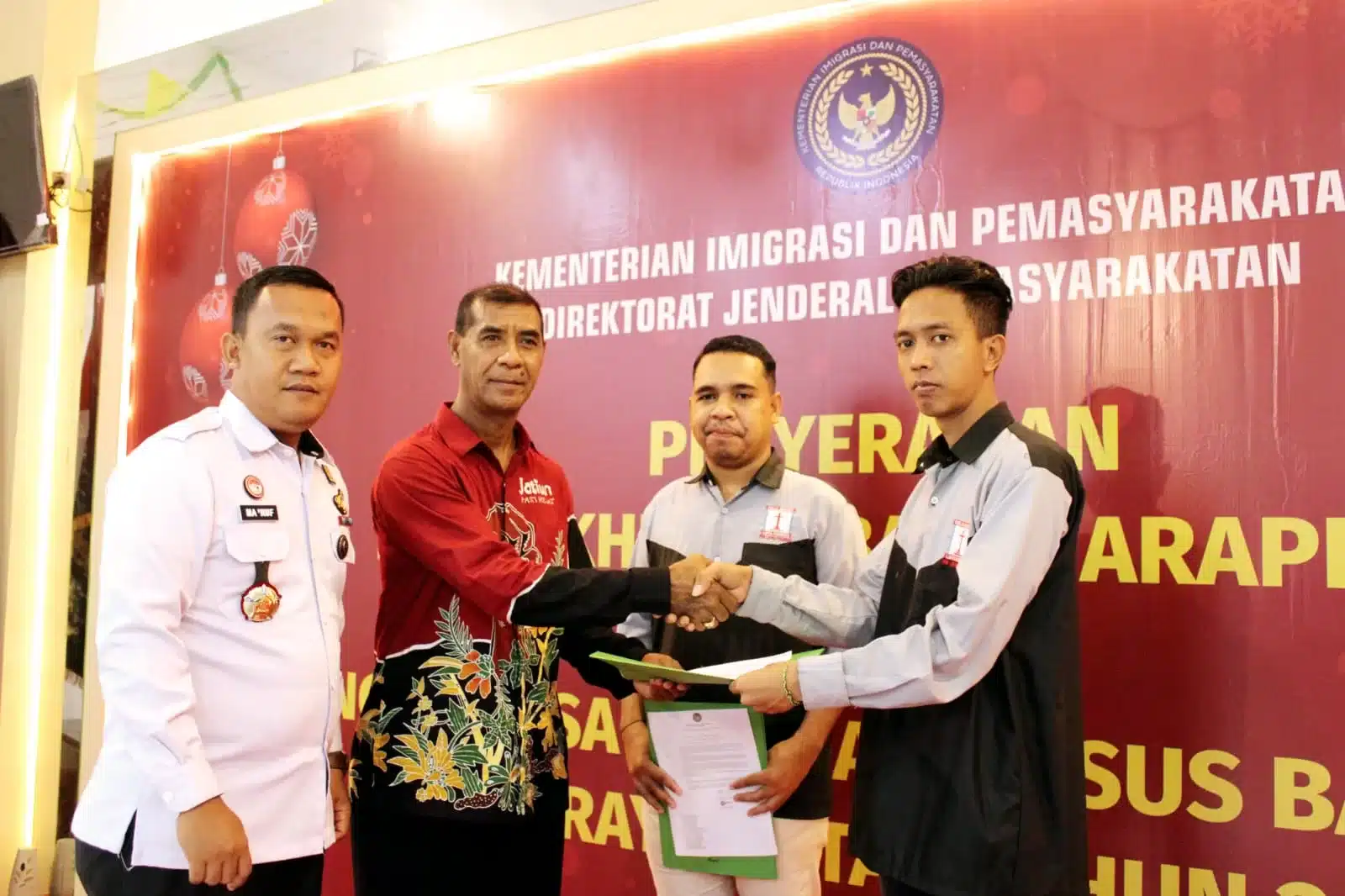 Kalapas IIB Pasuruan mendampingi WBP saat menerima Remisi Khusus (Hms for BacainD)
