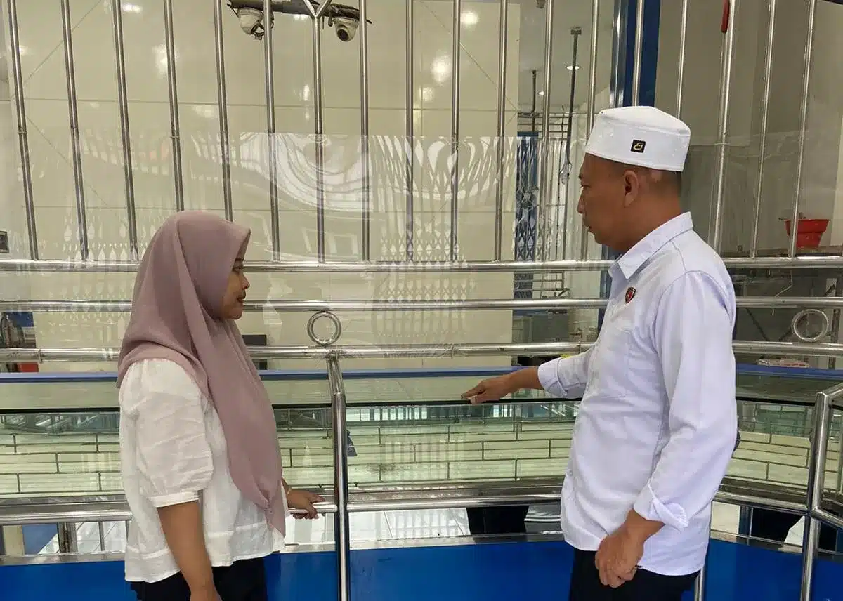 Kanit Reskrim Polsek Purworejo saat melakukan olah TKP Pencurian di Toko Emas. (Bm)