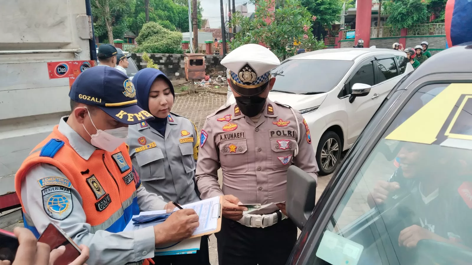 Tim Operasi Gabungan saat memeriksa surat kendaraan (BM)