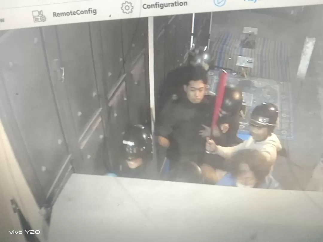 potongan video suasana pengroyokan di angkringan (istimewa)