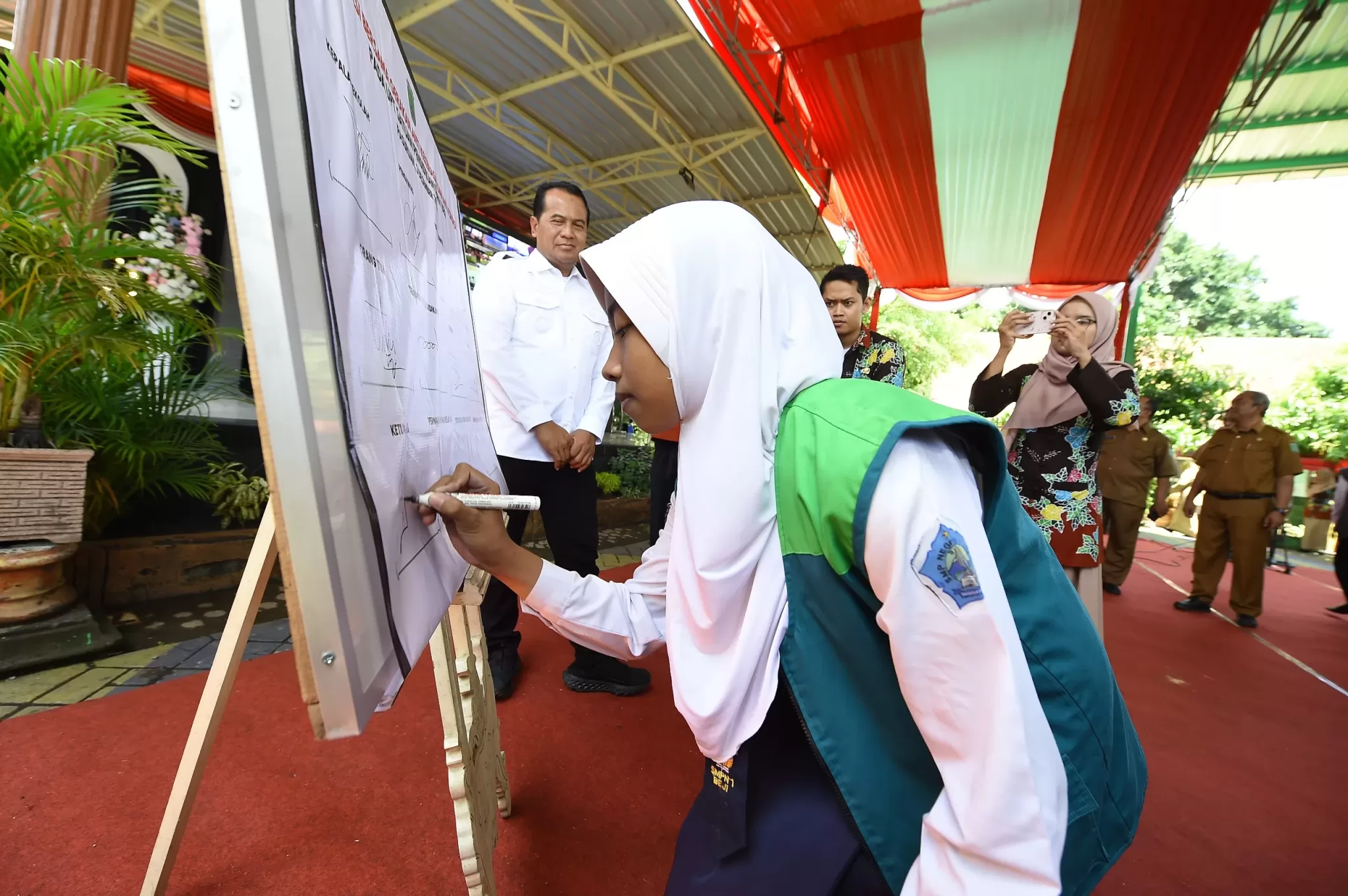 Salah satu siswi saat tandangani deklarasi anti kekerasan (BM)