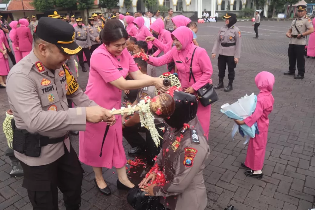 AKBP Teddy Chandra saat memimpin kenaikan pangkat. (BM)