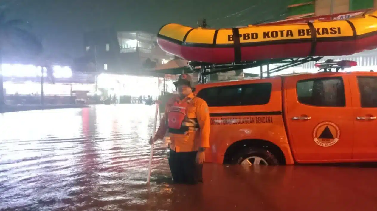BPBD Kota Bekasi saat memantau salah satu titik banjir di Kota Bekasi. (Dok. BPBD)