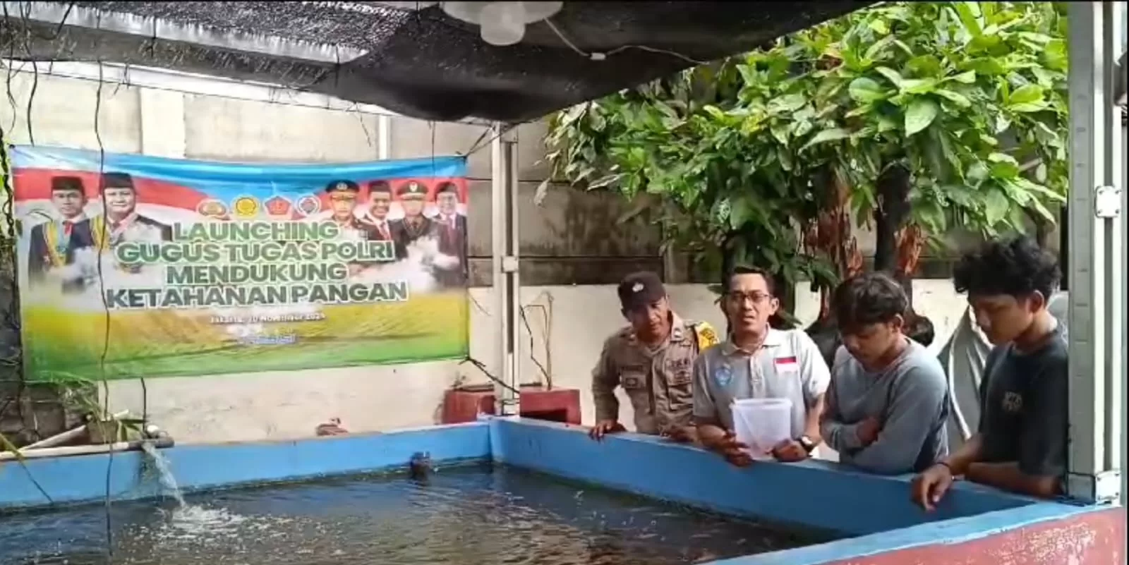 Bhabinkamtibmas saat melakukan pendampingan petani ikan di Kawasan kali Baru. (Dok.Ist)